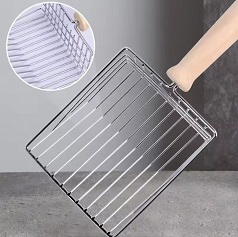 Recogedor pequeño con mango de madera