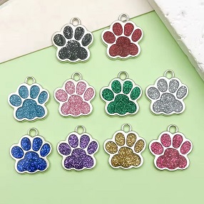 Placa metálica rosa en forma de huella